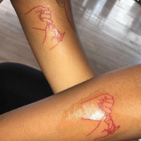 Οι Αιγόκεροι εμπιστεύονται και εκτιμούν τις σχέσεις τους, πράγμα που σημαίνει ότι είναι οι πρώτοι που κάνουν ένα αμφίβολο τατουάζ φιλίας.
