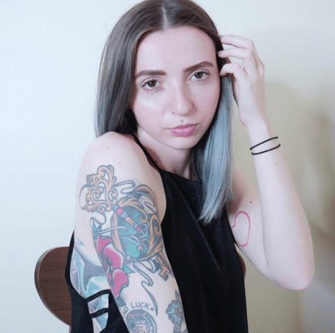 Tapaa QCKND, YouTuber, joka aloitti nyt viruksen tatuointitunnisteen.