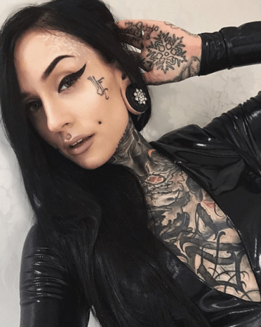 Tapaa Monami Frost, tunnettu tatuointimalli, keräilijä ja YouTuber. Hän sai valtavan kannattajan sosiaalisessa mediassa eksoottisen ja ärsyttävän kauneutensa vuoksi - ja on sittemmin antanut faniensa tutustua häneen sosiaalisessa mediassa.