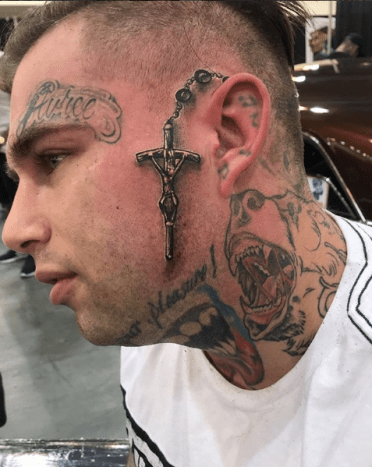 Ο Carlos Macias σκοτώνει κάθε τατουάζ προσώπου που περνάει από την πόρτα του.