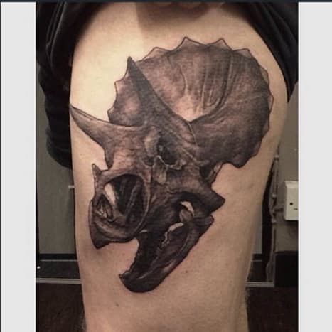 Luultavasti näin sairas Triceratops päätyi. Aaron Kingin tatuointi.