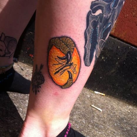 Rakasta, kuinka tässä Aimee Brayn tatuoinnissa on raptor -kynnet, jotka pitävät keltaista.