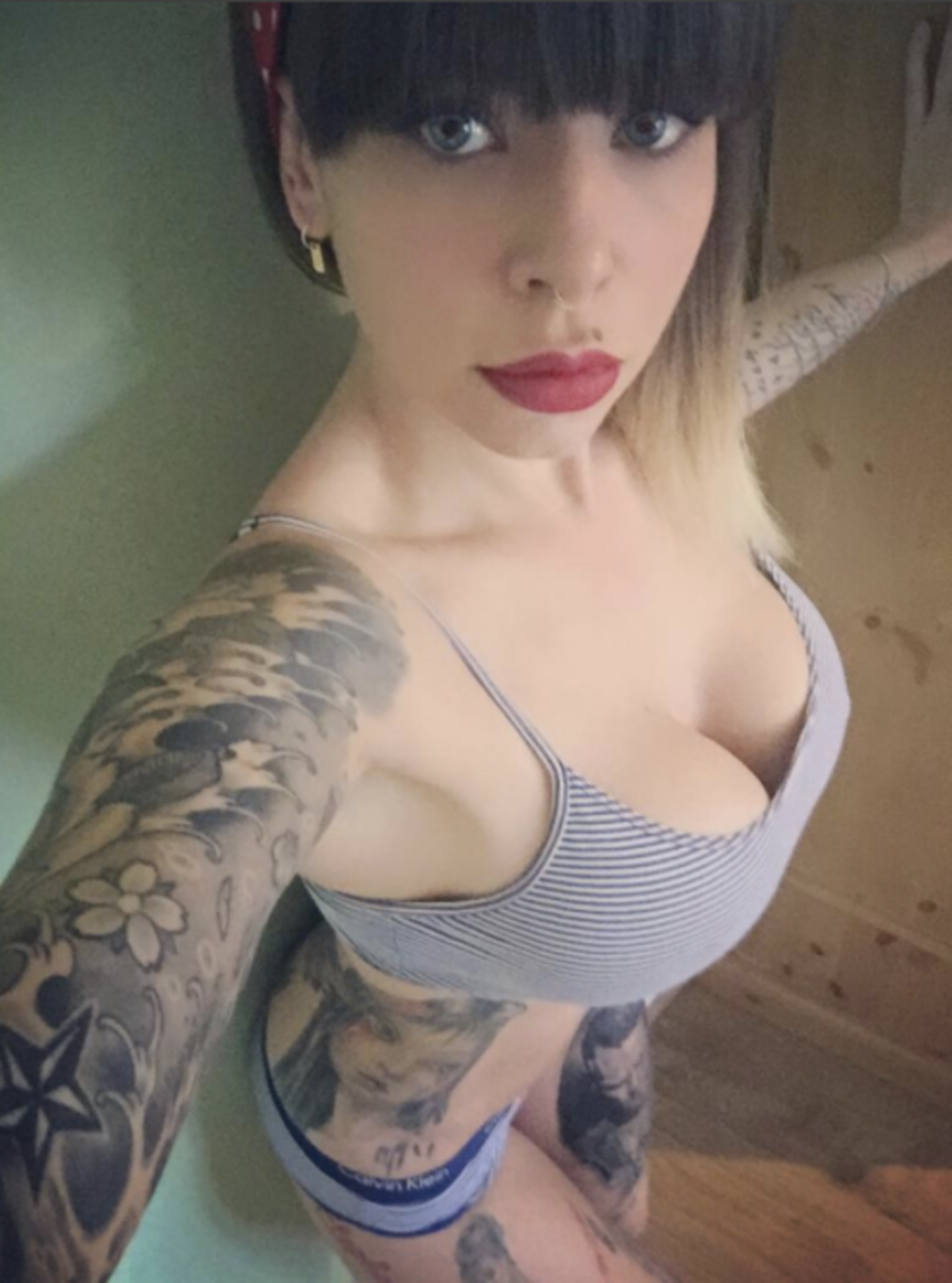 cleavage-girl-with-arm-tattoos-emma_von_gwen