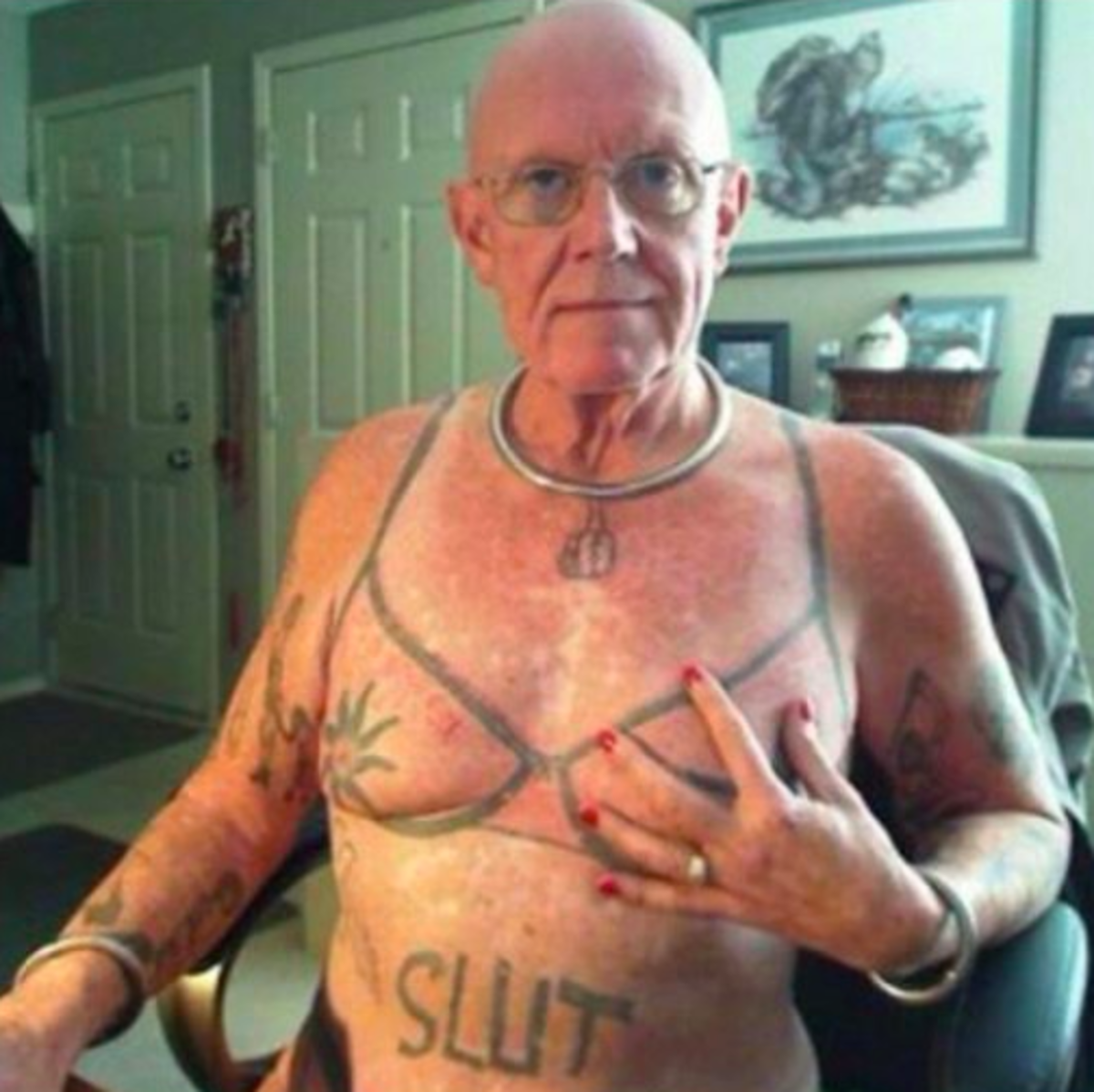 gammel mand med bh -tatovering