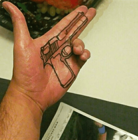 pistol tatovering på håndfladen