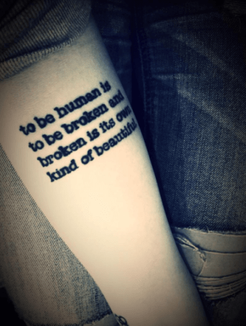 ποίημα τατουάζ στο μπράτσο