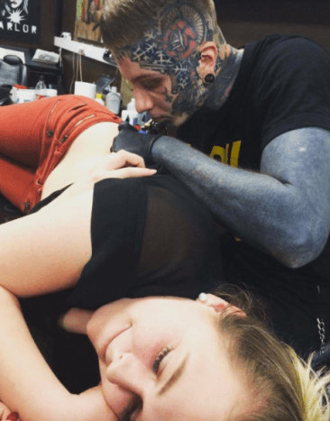 ung pige bliver tatoveret på hoften