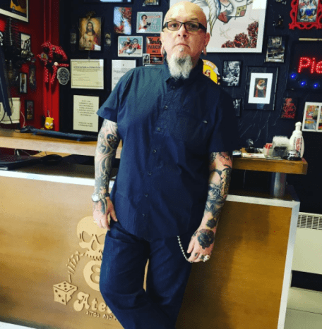 πορτρέτο του καλλιτέχνη τατουάζ στο κατάστημα