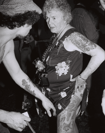 ηλικιωμένη κυρία με τατουάζ