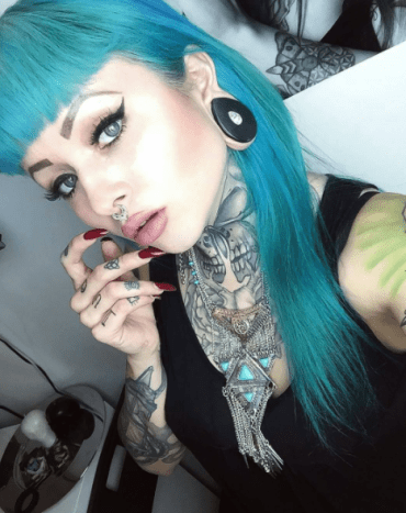 bliue tukkainen tatuoitu itsemurhatyttö