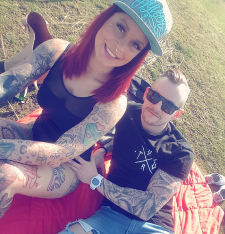 tatoveret par på græs