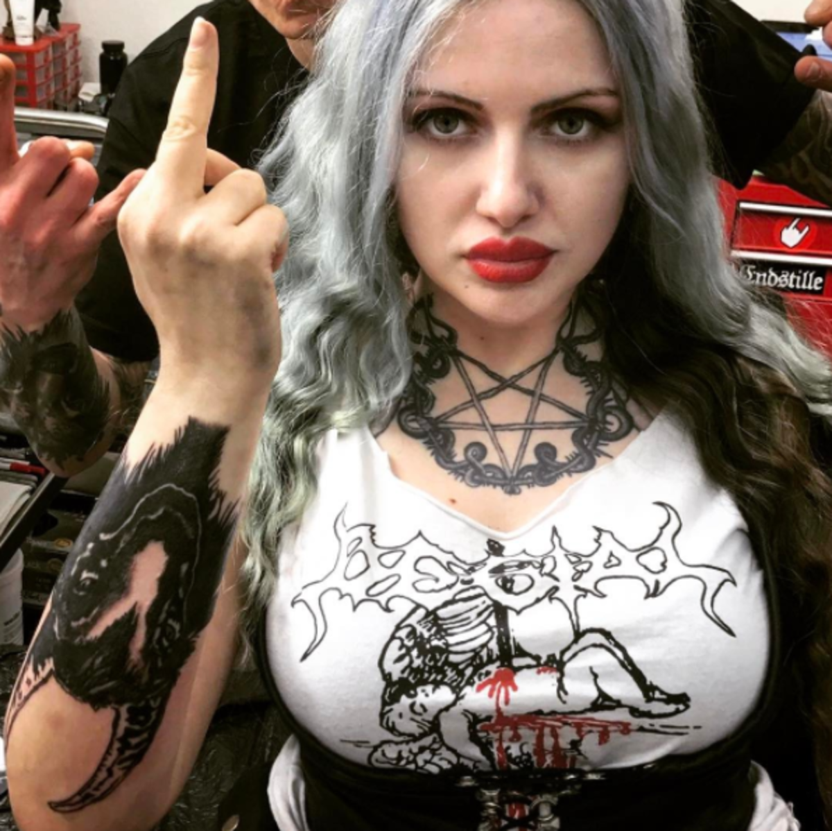 τατουάζ κορίτσι θυμωμένο με το μεσαίο δάχτυλο