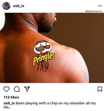 Φωτογραφία: Twitter. Δυστυχώς για τον Μπράουν, η αφαίρεση της φωτογραφίας του Instagram δεν σταμάτησε την κοροϊδία. Ελλείψει της δημοσίευσης τατουάζ τσιπ, οι μισητές του σχολιάζουν απλά μια από τις πιο πρόσφατες αναρτήσεις του, γράφοντας πράγματα όπως: «Γιατί διαγράψατε τη φωτογραφία αυτού του δολοφόνου αδερφέ; Θα έπρεπε να είχα «χαζέψει» το μέτωπό σου και να γλιτώσω λίγο χρόνο σε όλους »και« Έχω μια ερώτηση, μπάρμπεκιου ή κρέμα γάλακτος & amp; Κρεμμύδι?
