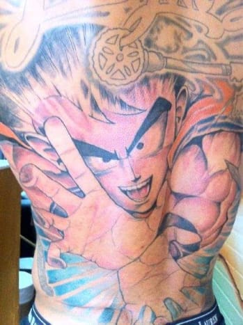 Τατουάζ Dragon Ball Z του Devin Thomas. Φωτογραφία: Instagram. Καθώς ο Μπράουν ανακάμπτει από τις αντιδράσεις για το φρικτό μελάνι πατατών του, μπορεί να παρηγορηθεί στο γεγονός ότι δεν είναι ο μόνος επαγγελματίας αθλητής με φοβερό τατουάζ. Μόνο στο NFL, υπάρχει ένα μελάνι αρκετά λυπηρό, συμπεριλαμβανομένου του τεράστιου τατουάζ του Devin Thomas με το πίσω μέρος του Dragon Ball Z.