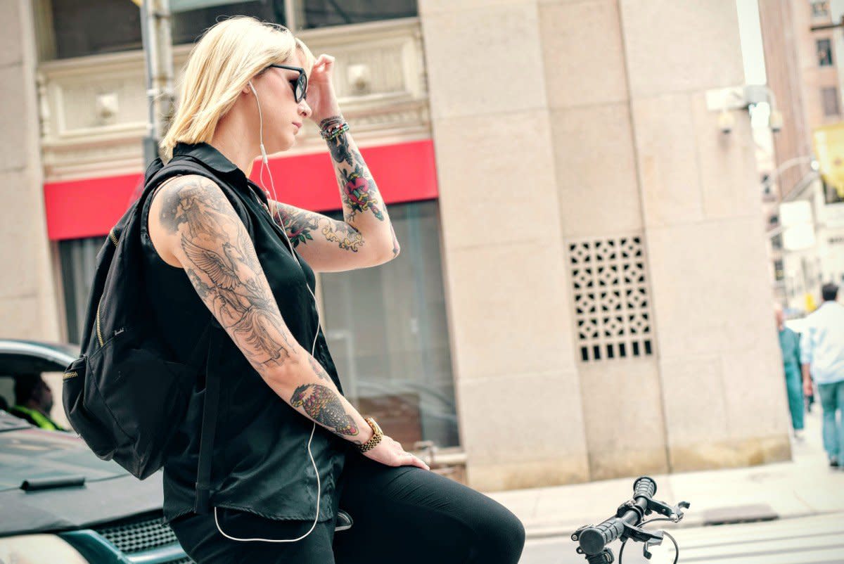 bicycle_bike_cyclist_girl_headphones_lady_music_tattoos-1087000