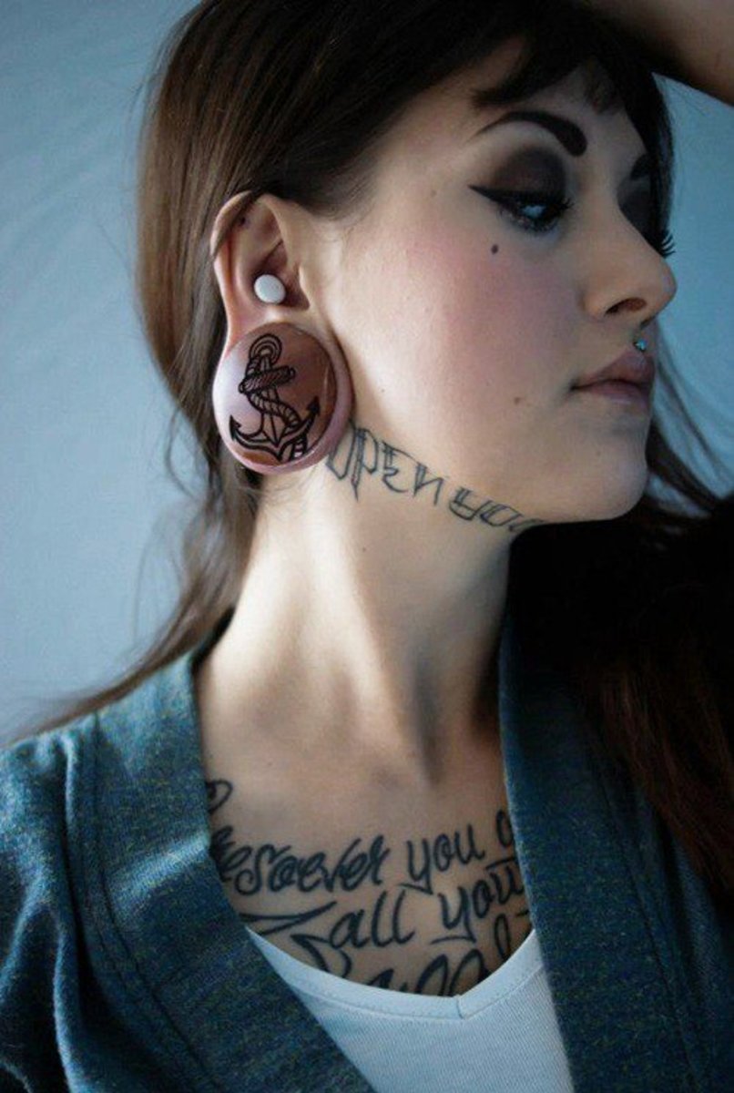 Cute-Girl-With-Tattoos-Under-Neck-and-Ear-Lävistyksiä