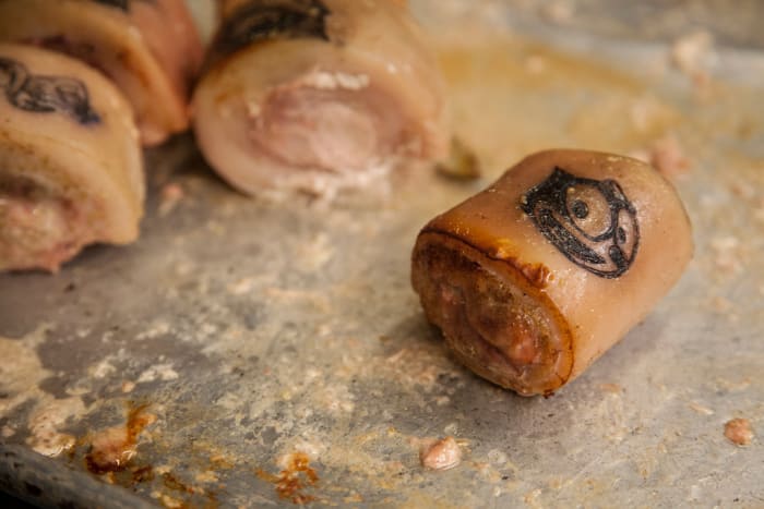 (Prøver af det tatoverede svinekød, der vil blive serveret til INKed -middagen. Foto: Thompson Seattle)