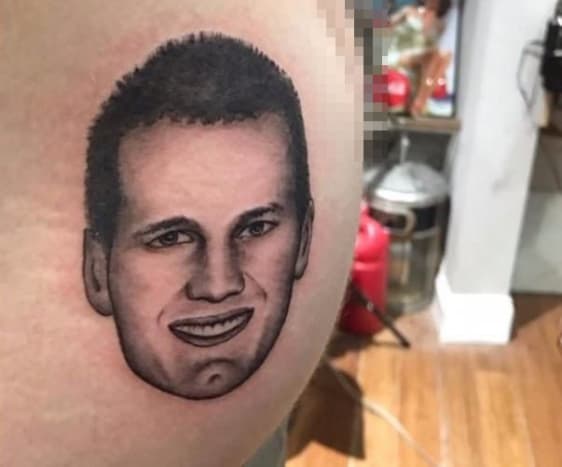 (Το τελειωμένο τατουάζ Tom Brady με πορτρέτο στον πισινό του πελάτη. Φωτογραφία: Boston Barber & Tattoo Co.) «wasταν περήφανος για αυτό και το έδειξε,