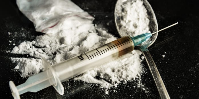 Huumeiden ruisku ja keitetty heroiini lusikalla