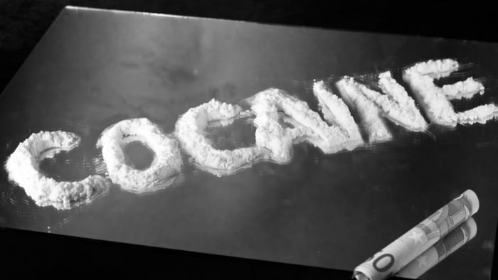 Hyvän olon huume, joka ei ainoastaan ​​lisää luottamusta, vaan voi myös aiheuttaa verihyytymiä, sydänkohtauksia ja monia muita ikäviä fyysisiä ja henkisiä ongelmia, kuten kokaiinidementiaa. Älkäämme unohtako kokaiinin ihanaa johdannaista - crack.