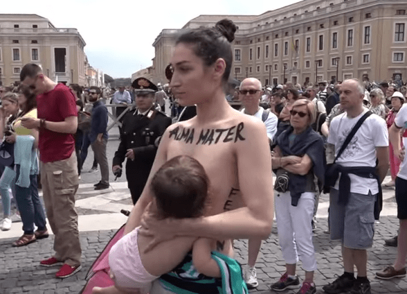 Äitienpäivänä ukrainalaisen FEMEN -ryhmän mielenosoittaja esiintyi yläosattomana ja imetti Vatikaanissa.