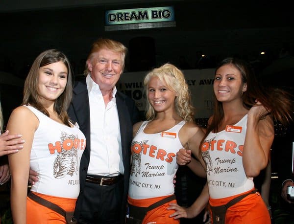 ATLANTIC CITY, NJ - SYYSKUU 01: Donald J. Trump poseeraa Hooters Girlsin kanssa Donald Trumpin Ultimate Deal Cash Givea -tapahtumassa Trump Marina -hotellissa ja kasinolla 1. syyskuuta 2007 Atlantic Ciytissa, New Jersyssä. (Kuva: Nick Valinote/FilmMagic)