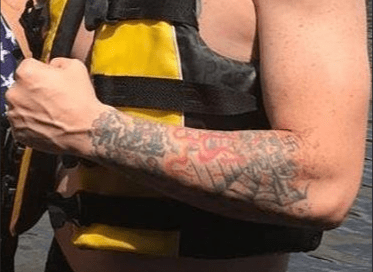 På billedet påpegede sociale medier en lille hakekors -tatovering på Arons arm, og Lee var hurtig til at kæmpe tilbage mod