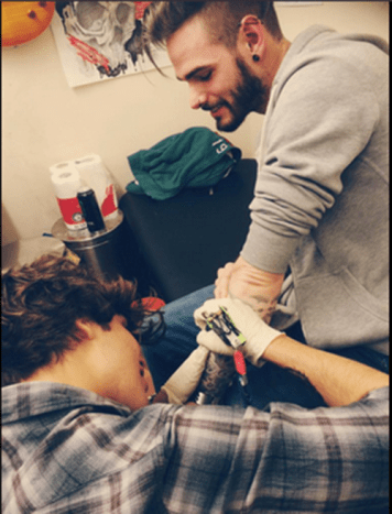 Ο Shelley κάνει τατουάζ στον καλλιτέχνη του Marc Prime.