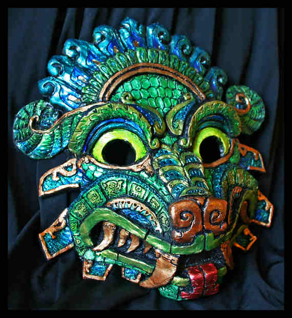 QUETZALCOATL MULTED MASK Atsteekkien jumalan, Quetzalcoatlin, valettu naamio, joka perustuu löyhästi Teotihuacanin höyhenpeitteisen käärmeen kiviveistokseen ja taiteilija lisää oman tyylinsä. Karkeasti 10