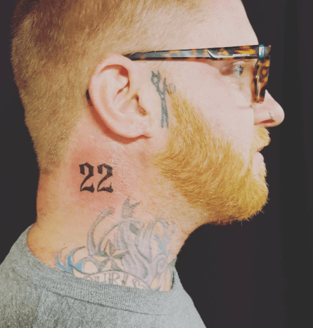 Foto: Brandon Jay Andrus/Instagram “22” tatoveret på Brandon Andrus hals, som blev forvekslet med et bandestempel, har en anden - og helt ærefuld - betydning. Veteranen - der har foretaget to ture i Irak - fik tatoveringen lavet for omkring et år siden, både som en erindring og for at skabe opmærksomhed om det gennemsnitlige antal veteraner, der angiveligt begår selvmord hver dag på grund af PTSD (22). “Jeg ville have noget, der ville øge bevidstheden, og folk ville spørge mig, hvad er det, 22 på din hals til? Er det dit basketballnummer eller dit baseballnummer? ’” Sagde Andrus til Arizona's 12 News.