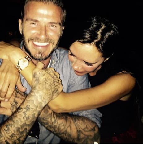 Victoria Beckham får et nærmere kig på hendes mand Davids tatoveringer.