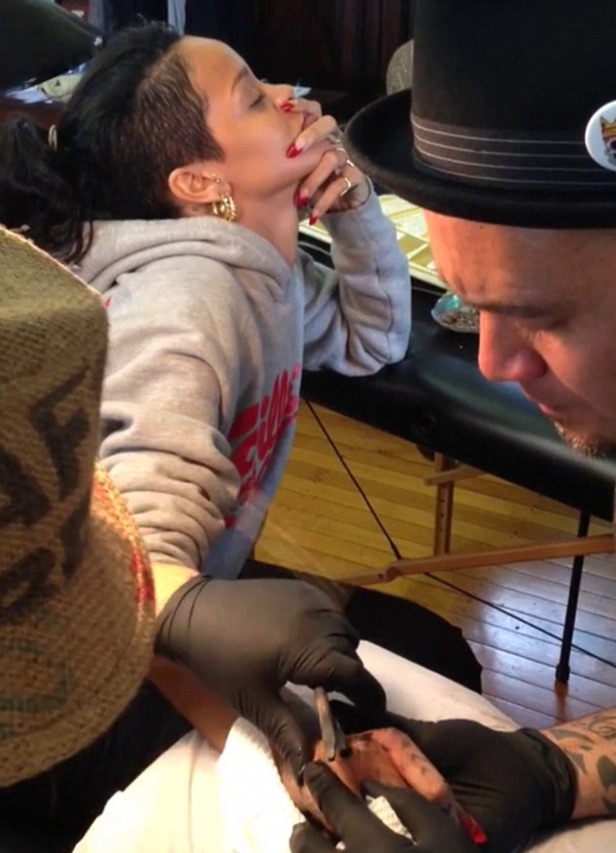 Rihanna havde en traditionel Maori -tatovering trykket ind i hendes hud ved hjælp af en hammer og mejsel (Billede: Tiki Taane/YouTube)