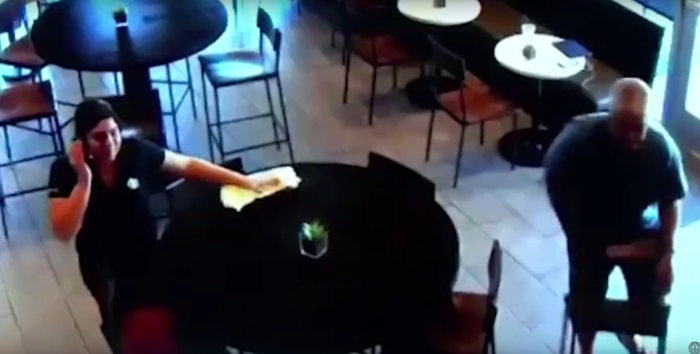 Foto via youtube Jerri -58-årig salgsdirektør for Frito-Lay, der er fast mand på Starbucks og kender baristaerne henter en stol og anklager den mistænkte. En eller anden idiot Starbucks -medarbejder smiler bare til Jerri og fortsætter med at rense bordene.