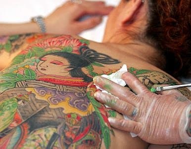 Mitä tulee kulttuureihin, jotka ovat muovanneet modernin tatuoinnin historian, ehkä mikään maa ei ole tehnyt suurempaa vaikutusta kuin Japani. Missä olisimme yhteiskuntana ilman Japanin horisia, joka opetti esi -isillemme tekniikkaa ja taiteellisuutta? Me teollisuudessa olemme todella velkaa Japanille modernin tatuoinnin tuomisesta länteen.