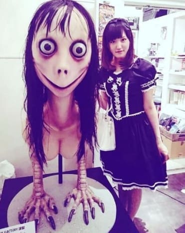 Η εικόνα για τον Momo προήλθε από ένα ιαπωνικό γλυπτό που δημιουργήθηκε το 2016. Το γλυπτό, που είναι ο συνδυασμός ενός πουλιού και ενός ανθρώπου, δεν συνδέεται με την πρόκληση.