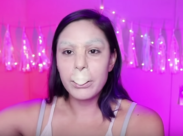 I videoen bruger Cupquake specialeffekter -makeup til at blive til Momo, og resultaterne er foruroligende nøjagtige.