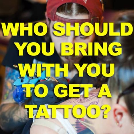 Κανείς δεν θέλει να κάνει τατουάζ μόνη της, αλλά ποιον πρέπει να φέρεις; Κάντε κλικ εδώ για να μάθετε ποιον θα φέρετε μαζί σας στη συνεδρία τατουάζ σας.