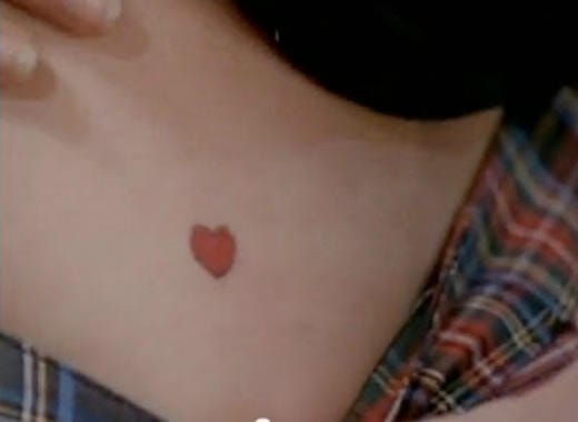 Στο τέλος, η Ρέιτσελ απομακρύνεται με μια κόκκινη καρδιά στο ισχίο της και η Φοίβη παίρνει μόνο μια μικρή μπλε κουκκίδα μετά το κοτόπουλο από το τατουάζ της.