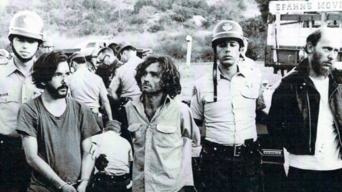 Kuva ABCA: n jälkeen Mansonin pidätyksen jälkeen näistä rikoksista lokakuussa 1969 ihmiset ovat seuranneet Mansonin elämää raivokkaasti, mutta mitä tapahtui muulle Manson -perheelle? No, katso video ja ota selvää!