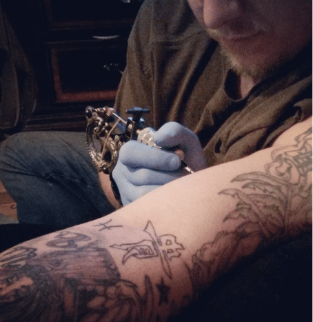 όπλο τατουάζ τέχνης τέχνης