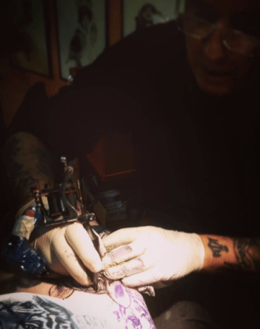 καλλιτέχνης τατουάζ όπλο τατουάζ στο πλάι