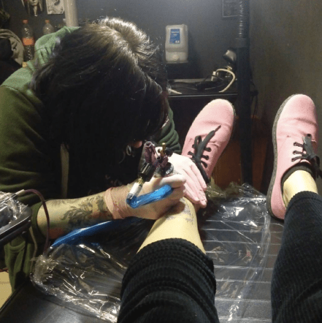 καλλιτέχνης τατουάζ ποδιών παπούτσια