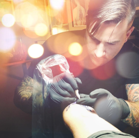 καλλιτέχνης τατουάζ στη δουλειά
