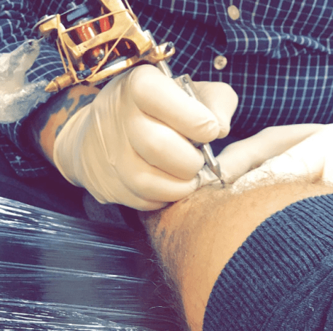 tatoveringspistol bliver tatoveret