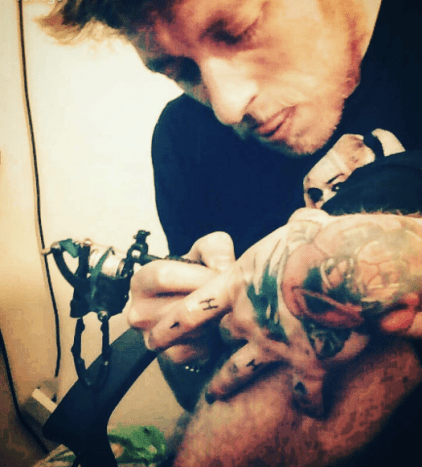 καλλιτέχνης τατουάζ που κάνει τατουάζ