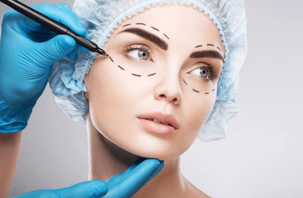 Toinen käyttö tieteelle lahjoitetulle ruumiille on plastiikkakirurgien käytäntö. Plastiikkakirurgit leikkaavat eläviä, mutta monet oppivat hioa taitojaan ja tekniikoitaan harjoittamalla ruumiita.