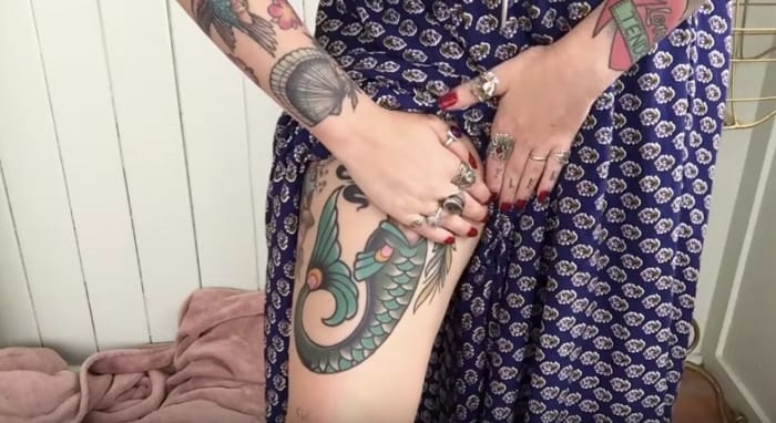 Foto via Instagram For nylig offentliggjorde Foxglove en video, der diskuterede en af ​​hendes nyeste tatoveringer, og det var ikke af den grund, du måske tror.