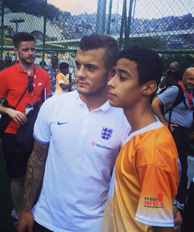 Jack Wilshere Είναι αφαίρεση αφαίρεσης πορτρέτου της Μητέρας Μαρίας; Ο 24χρονος αθλητής θα έπρεπε να περάσει μόνο τρεις ώρες από τη ζωή του για να αφαιρέσει τα τατουάζ του, αν και θα χρειαστούν ακόμη 13 συνεδρίες και ενάμιση χρόνο. Ο Wilshere είναι μέσος στην Εθνική Αγγλίας και στην Arsenal F.C. (#10). Κερδίζει περισσότερα από 4,2 εκατομμύρια δολάρια ετησίως.