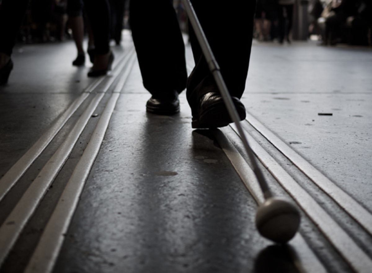 Valokuvan kuvaus: Lähikuva ihmisen jaloista, jotka kävelevät ruokoilla kaupungin katua pitkin