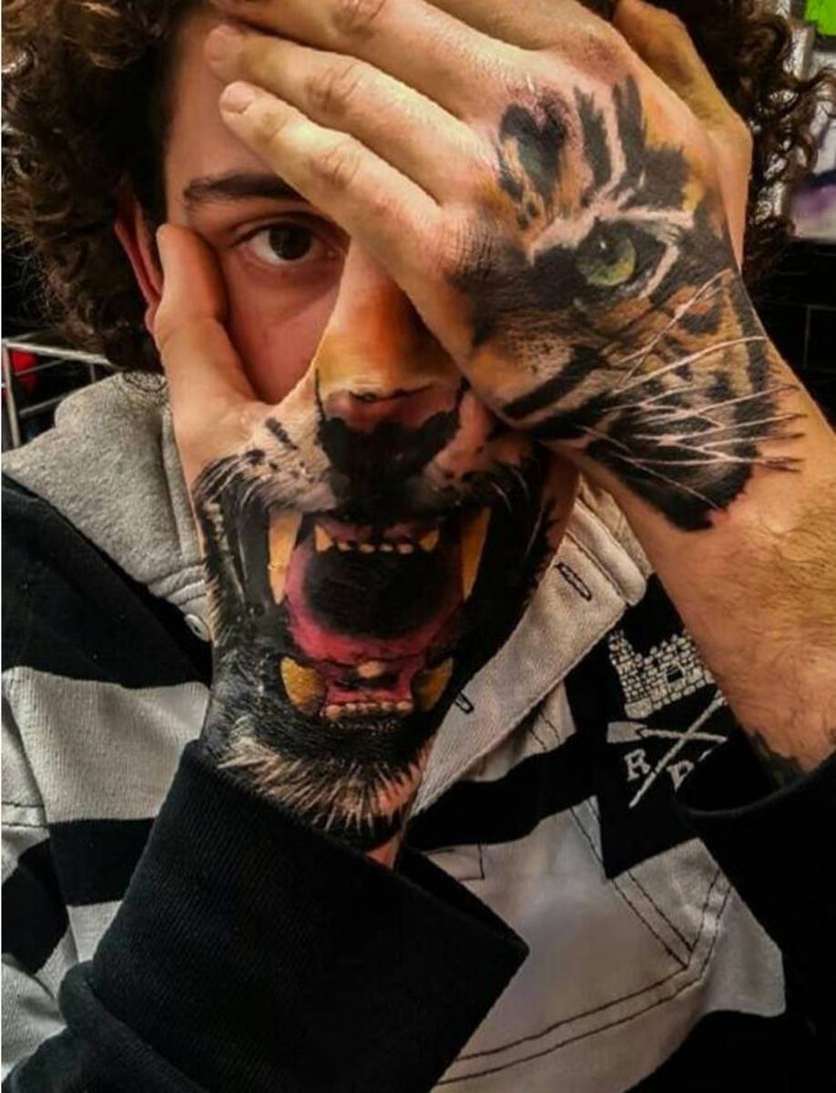 Tiikeri-kasvot-tatuoinnit molemmilla käsillä